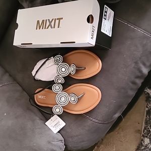 Mixit new 9.5 medium sandles